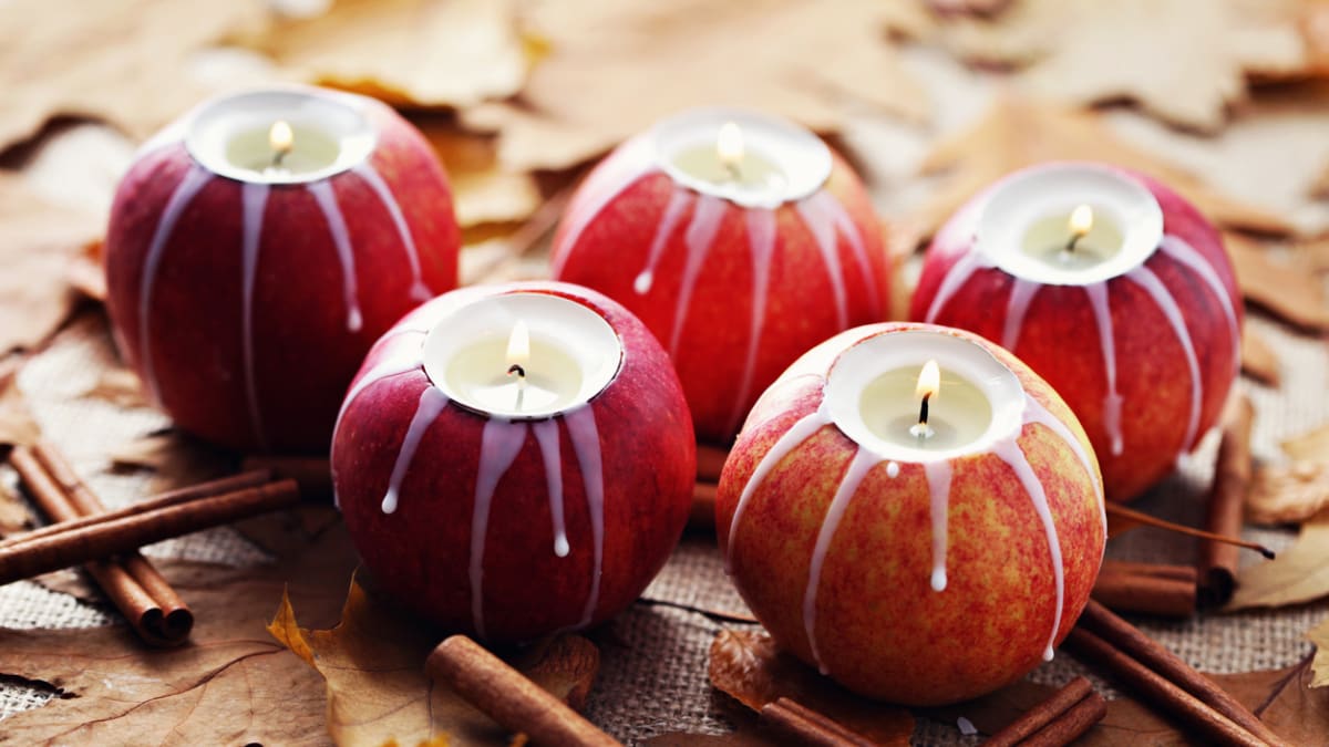 Jablíčka vydlabejte a vložte do nich čajovou svíčku