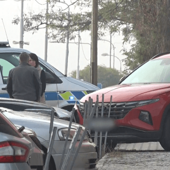 Auto bez řidiče u olomoucké nemocnice málem smetlo ženu s kočárkem