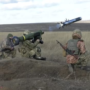 Ukrajinští vojáci využívají raketomet Javelin.