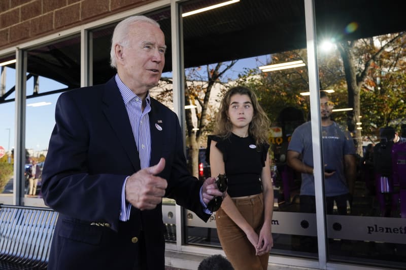 Demokratický prezident Joe Biden volil v předstihu 29. října ve Wilmingtonu v Delawaru se svou vnučkou.