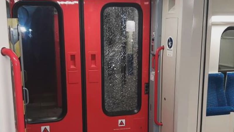 Muž rozbil všechny skleněné dveře vlaku, vezl u toho kočárek
