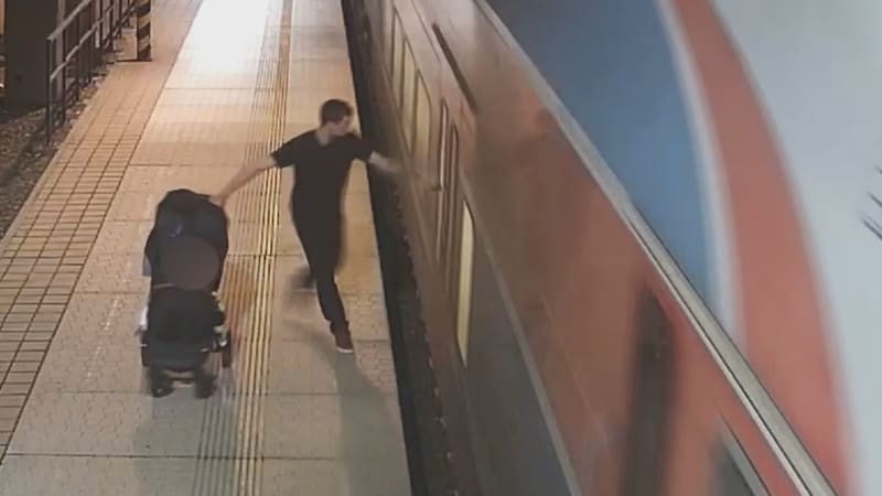 Muž rozbil všechny skleněné dveře vlaku, vezl u toho kočárek