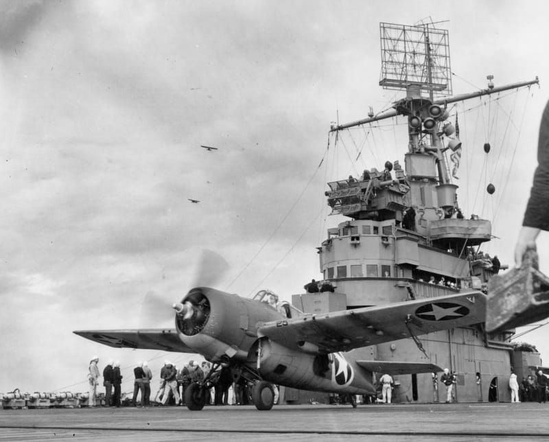 Stíhačka Grumman F4F-4 Wildcat startuje 8. listopadu 1942 z letadlové lodi USS Ranger