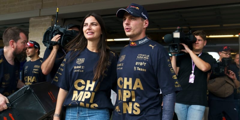 Max Verstappen s Kelly Piquetovou poté, co si pojistil druhý titul mistra světa.