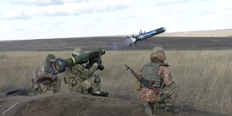 Ukrajinští vojáci využívají raketomet Javelin.