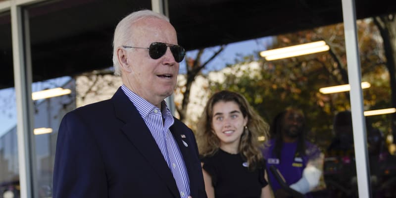 Demokratický prezident Joe Biden volil v předstihu 29. října ve Wilmingtonu v Delawaru se svou vnučkou.