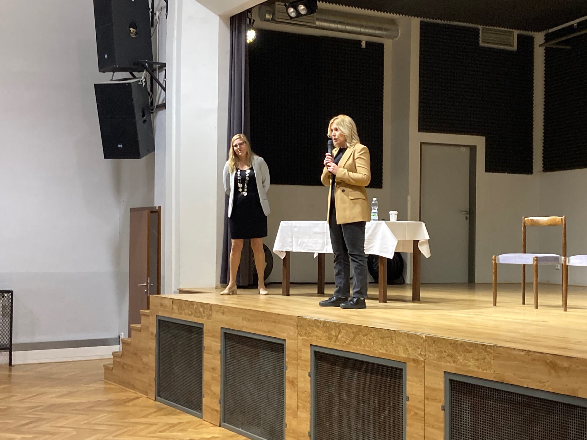 Kandidátka na prezidentku Danuše Nerudová při své kontaktní kampani zavítala do Rakovníka. S více než sto lidmi vedla debatu v Domě osvěty.