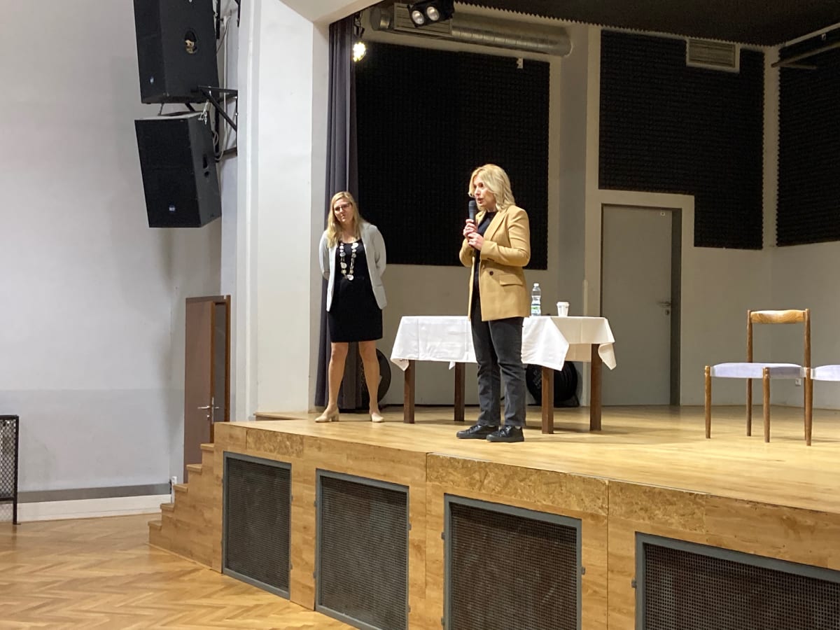 Kandidátka na prezidentku Danuše Nerudová při své kontaktní kampani zavítala do Rakovníka. S více než sto lidmi vedla debatu v Domě osvěty.