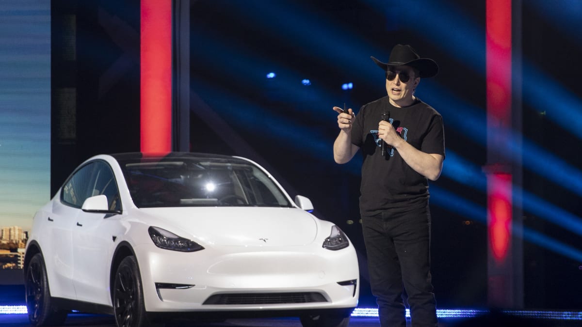 Americký miliardář Elon Musk prodal 19,5 milionu akcií výrobce elektromobilů Tesla za 3,95 miliardy dolarů (95,36 miliardy korun). 