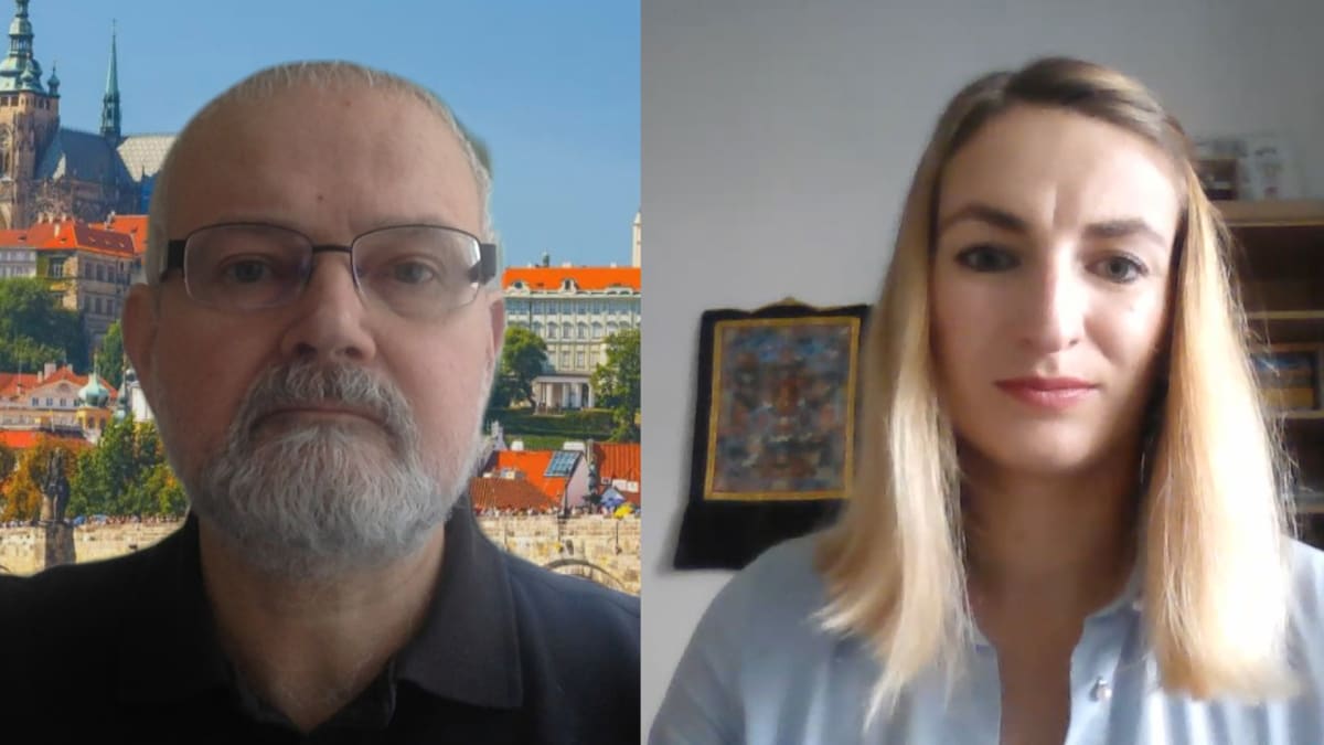 Politický komentátor Martin Schmarz a novinářka Barbora Zykmundová
