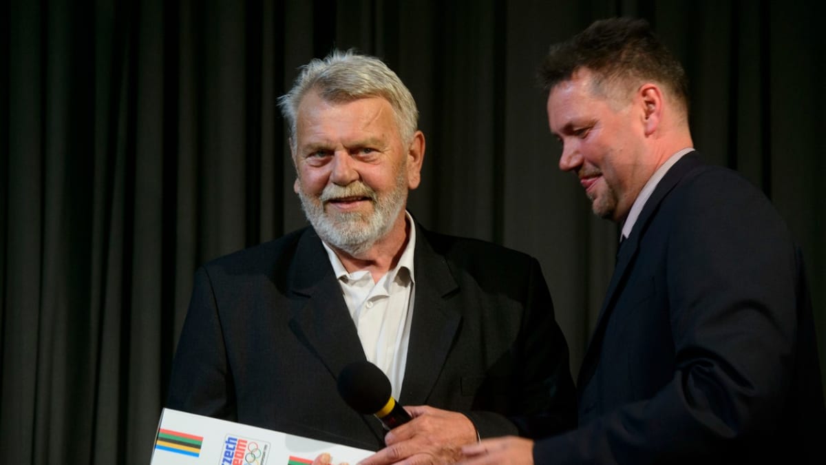 Na archivním snímku přebírá Zdeněk Pommer (vlevo) ocenění při uvedení do Síně slávy Unie profesionálních trenérů 29. května 2013 v Praze.