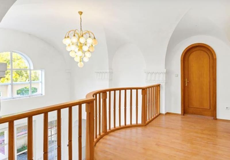 Po dřevěném schodišti je možné vystoupat do prvního patra, kde bývala velká ložnice, pokoj Zity Kabátové a pokoj pro hosty. 