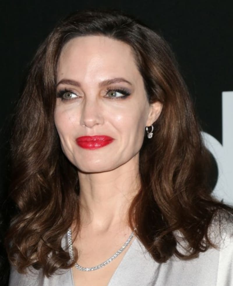Angelina Jolie nosívala krev jednoho ze svých manželů v medailonku na krku.