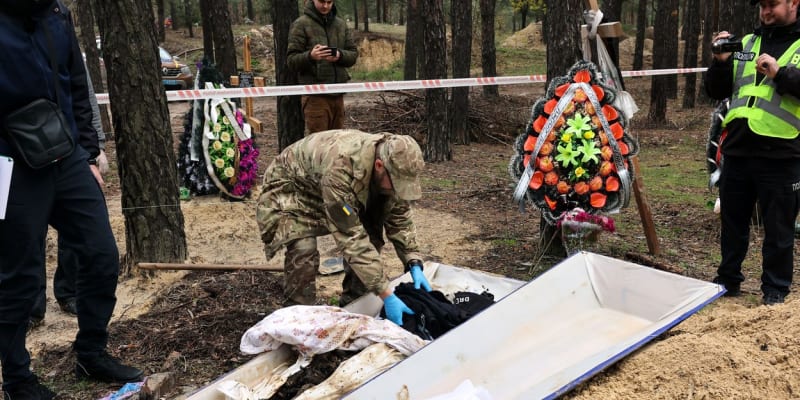 Ukrajinci postoupili ve vyšetřování izjumského masakru.