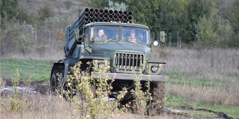 Členové ukrajinské 30. mechanizované brigády přesouvají salvový raketomet.
