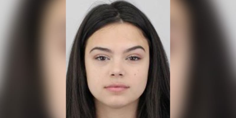 Zhruba před měsícem vyhlásili policisté pátrání po 15leté Klaudii Bačové. Dívka měří 155 centimetrů, má hubenou postavu, hnědočerné vlasy a hnědé oči.