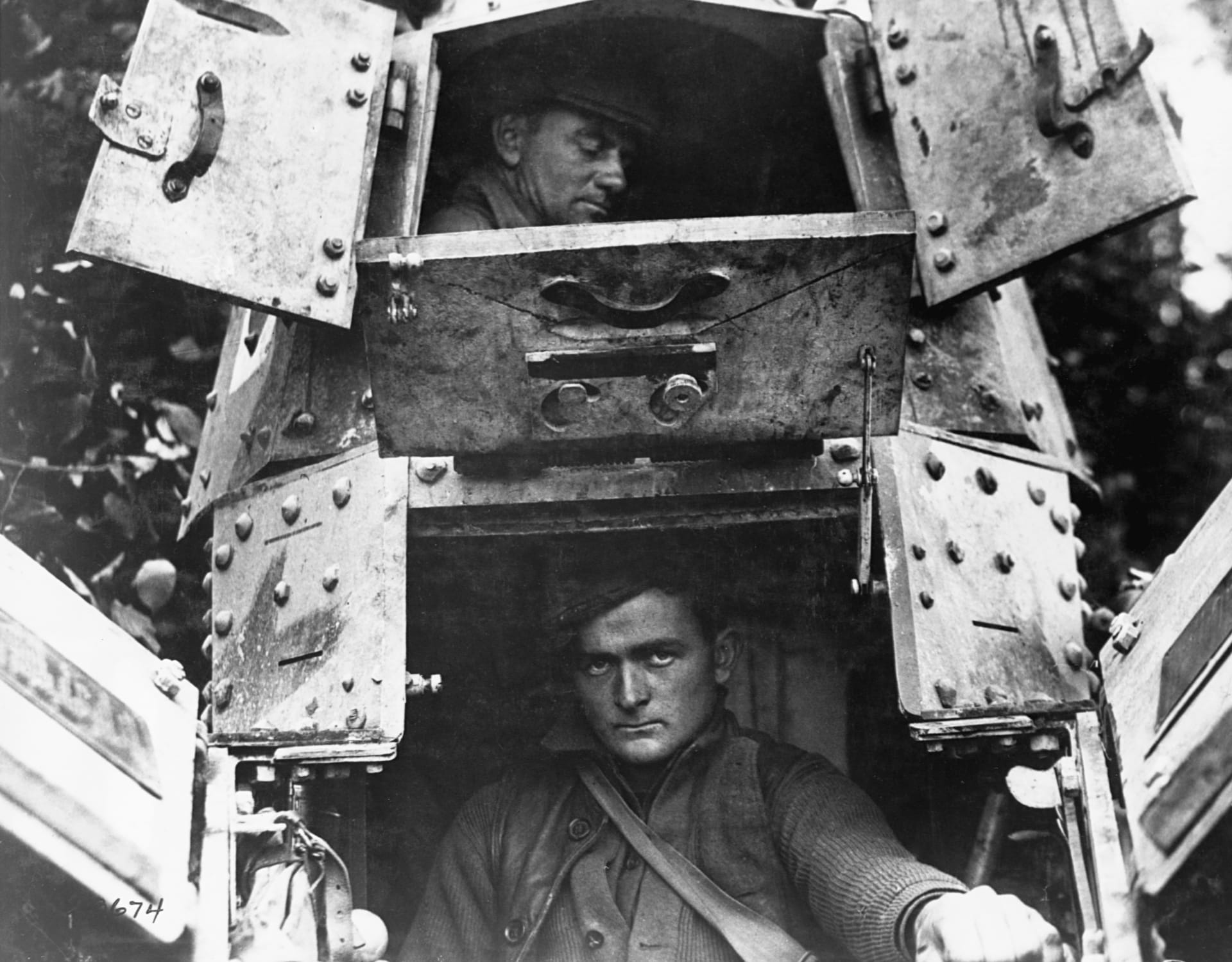 Řidič a střelec v tanku Renault FT-17 u Verdunu