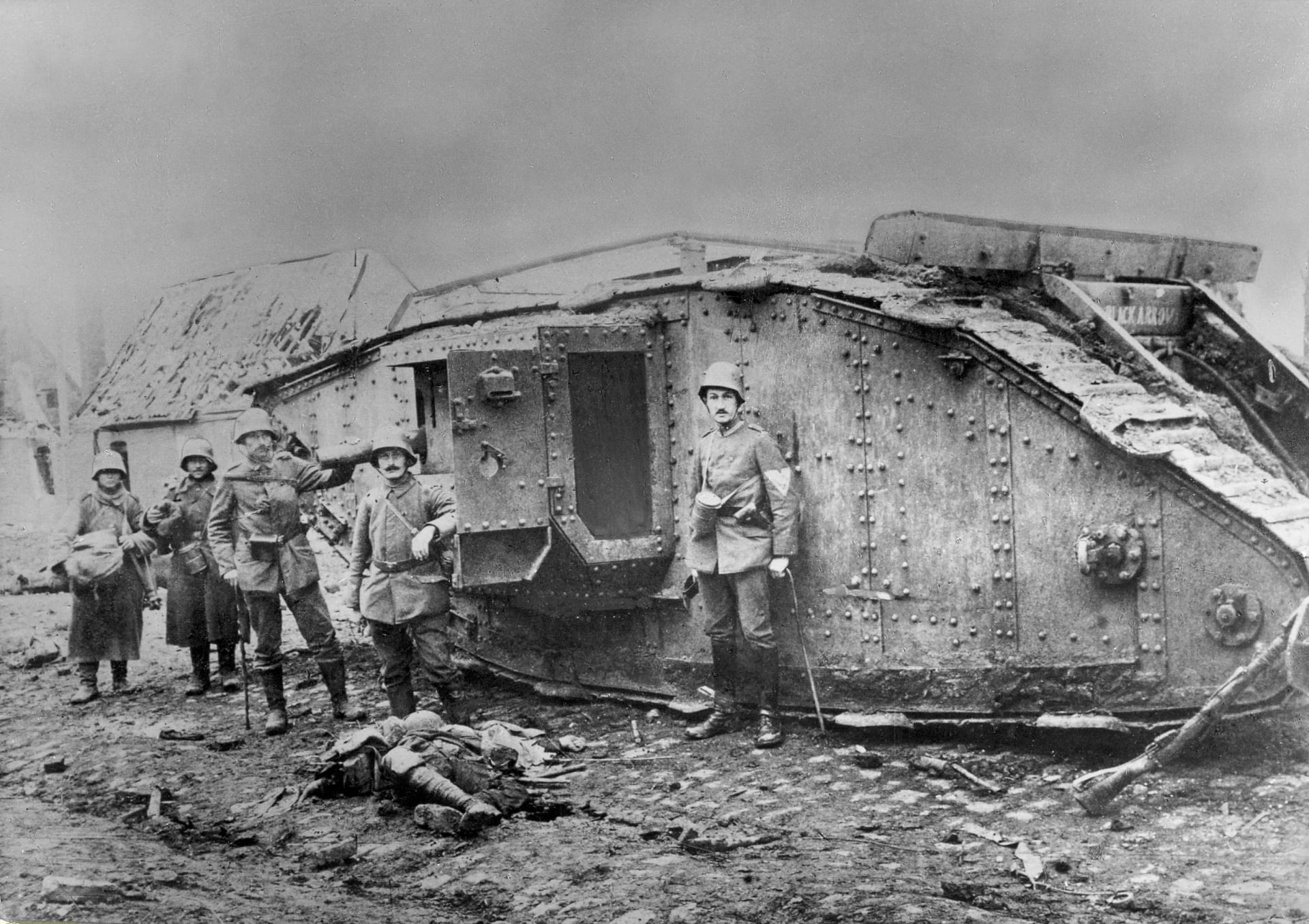 Němečtí vojáci před zničeným britským tankem Mark IV u Cambrai (prosinec 1917)