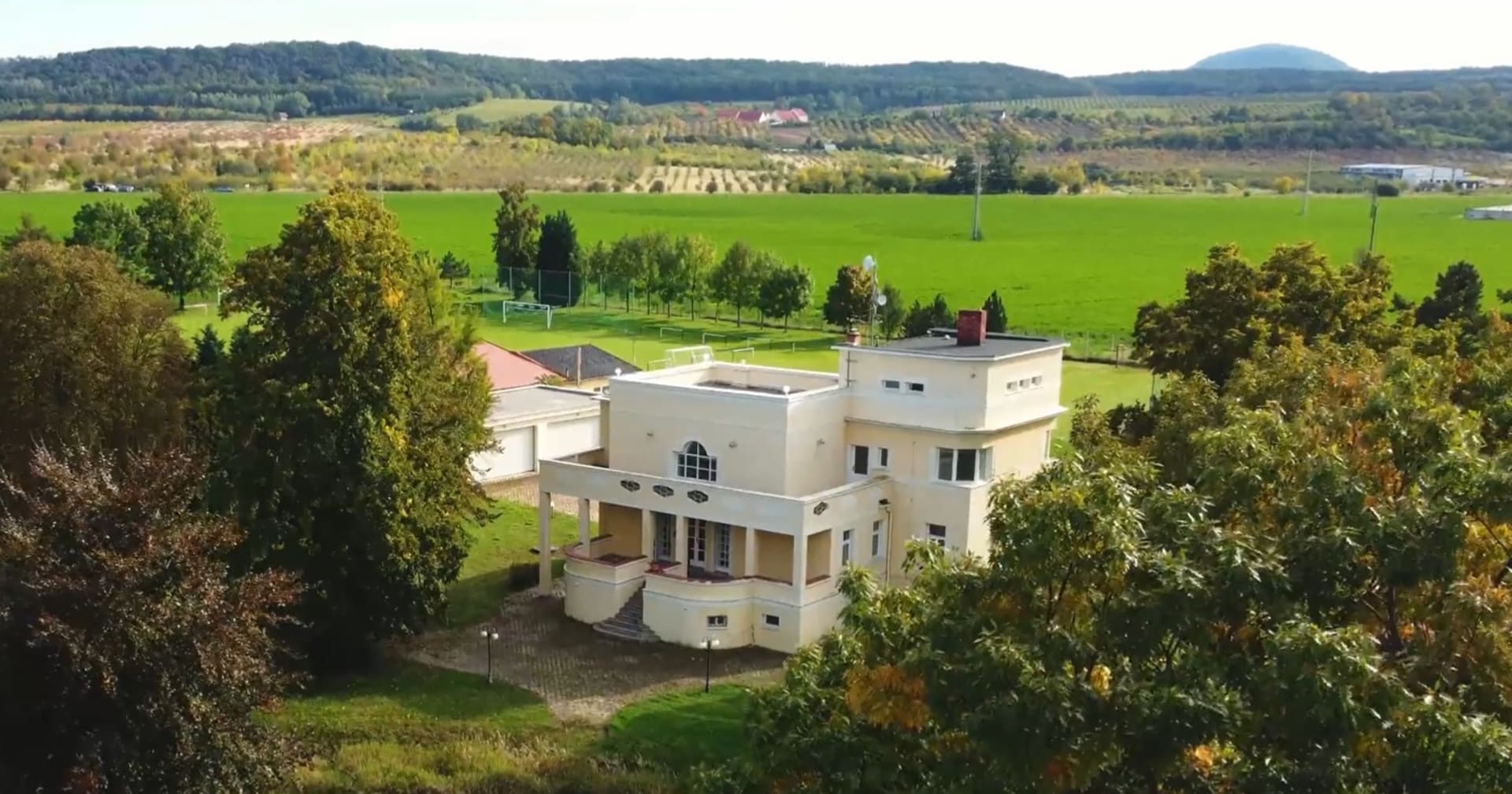 Za vilou stojí malostranský stavitel a architekt Beno Kabát.