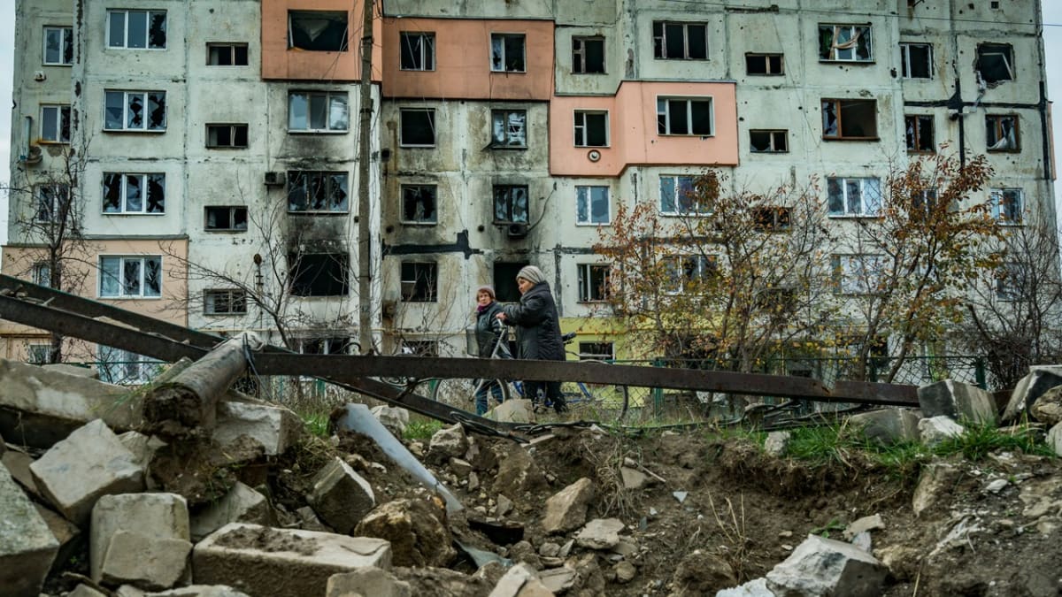 Rozbité domy v Chersonské oblasti (9. 11. 2022)
