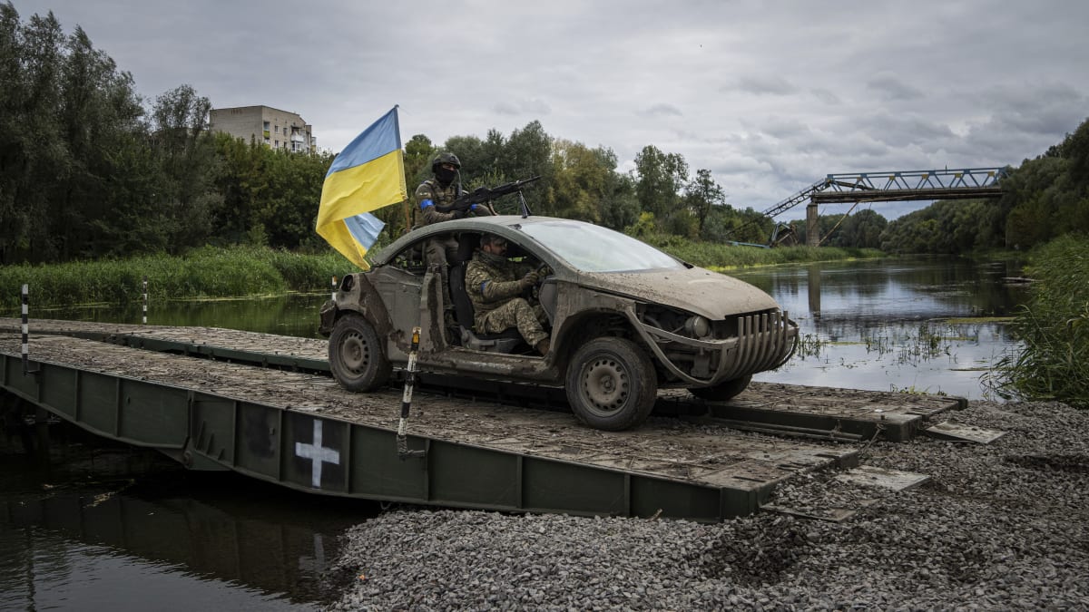 Ukrajinští výsadkáři přejíždí řeku Severní Doněc nedaleko Izjumu
