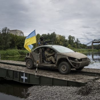 Ukrajinští výsadkáři přejíždí řeku Severní Doněc nedaleko Izjumu