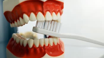 Správná péče zajistí zdravé zuby i zářivý úsměv, zvládněte ji sami v koupelně