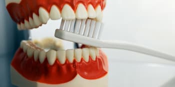 Správná péče zajistí zdravé zuby i zářivý úsměv, zvládněte ji sami v koupelně