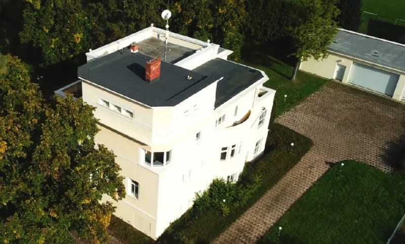 Za vilou stojí malostranský stavitel a architekt Beno Kabát.