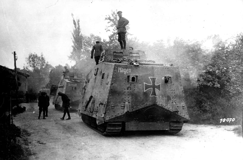 Německé tanky A7V před bitvou u Artois v dubnu 1918
