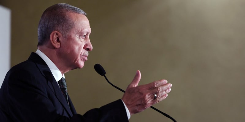 Turecký prezident Recep Tayyip Erdogan je vnímán coby velmi kontroverzní lídr. Proslul coby autoritář s velmi přísnou dikcí. Tu předvedl i na summitu na Pražském hradě.