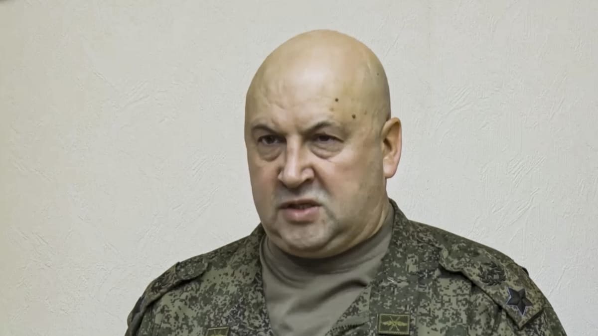 Velitel ruských vojsk na Ukrajině Sergej Surovikin oznamuje stažení jednotek z Chersonu.