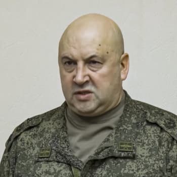 Velitel ruských vojsk na Ukrajině Sergej Surovikin oznamuje stažení jednotek z Chersonu.