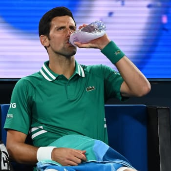 Novak Djokovič v posledních dmech čelil otázkám, jaký že nápoj to vypil na turnaji v Paříži.