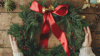 2 tipy na jednoduché vánoční věnce, které zvládnete vyrobit sami. A za hubičku!