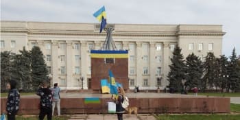 Dojetí a slzy štěstí Ukrajinců. V Chersonu panuje modrožlutá euforie, vrací se svoboda