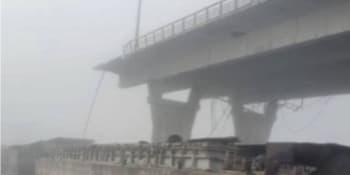 Důležitý most přes Dněpr se zřítil. Práce prchajících Rusů, tvrdí Kyjev