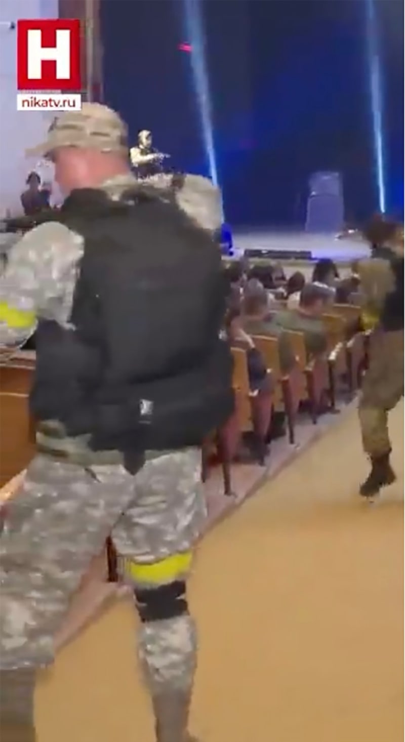 Ruští herci v ukrajinských uniformách přepadli divadlo v Kaluze.