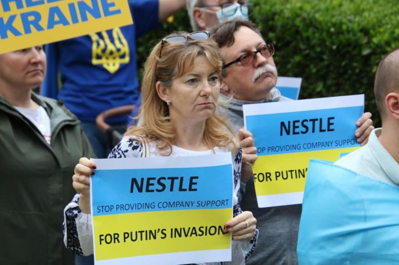 Ve světě se šířila výzva k bojkotování produktů firmy Nestlé.