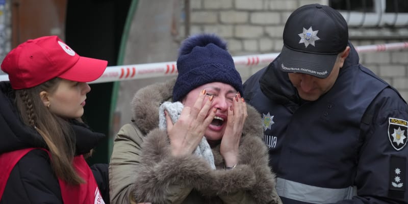 Místo nočního ostřelování v ukrajinském Mykolajivu v pátek 11. listopadu 2022. 