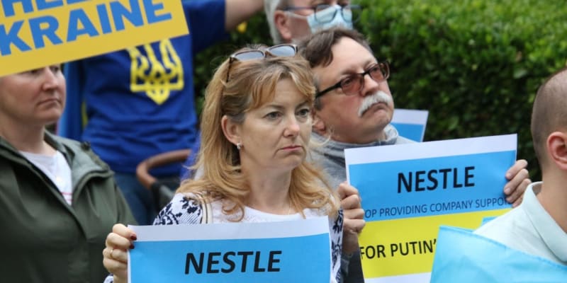 Ve světě se šířila výzva k bojkotování produktů firmy Nestlé.
