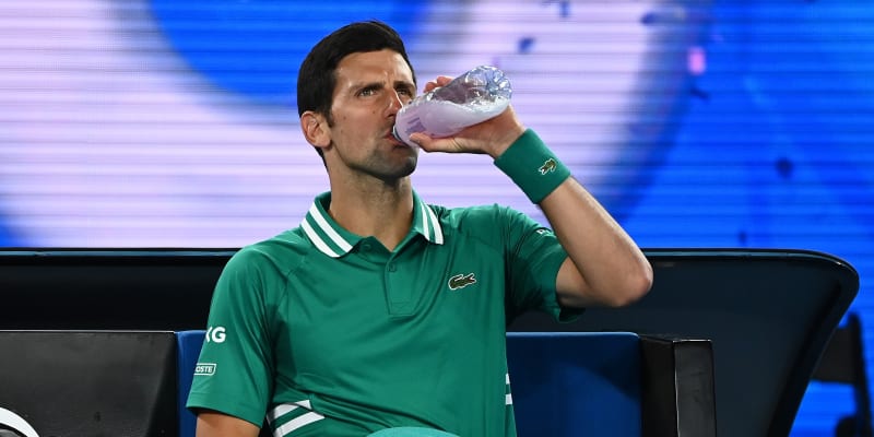 Novak Djokovič v posledních dmech čelil otázkám, jaký že nápoj to vypil na turnaji v Paříži.