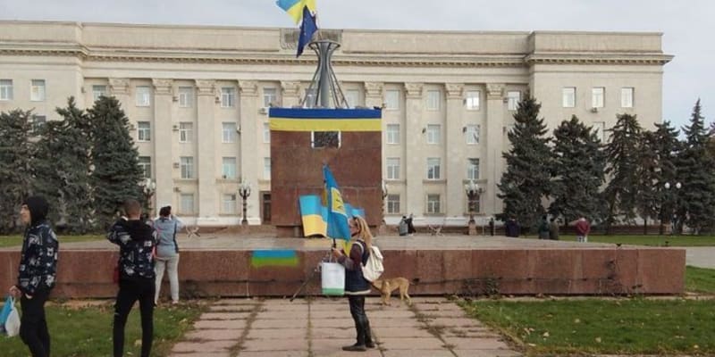 Nad Chersonem opět vlaje ukrajinská vlajka.