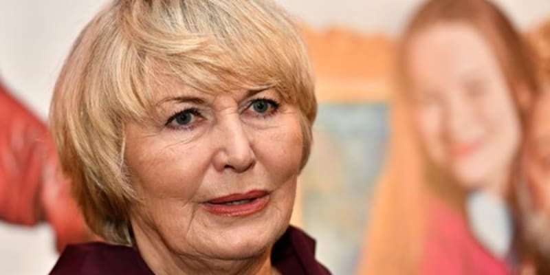 Nestárnoucí herečka Eliška Balzerová slaví 74. narozeniny. 