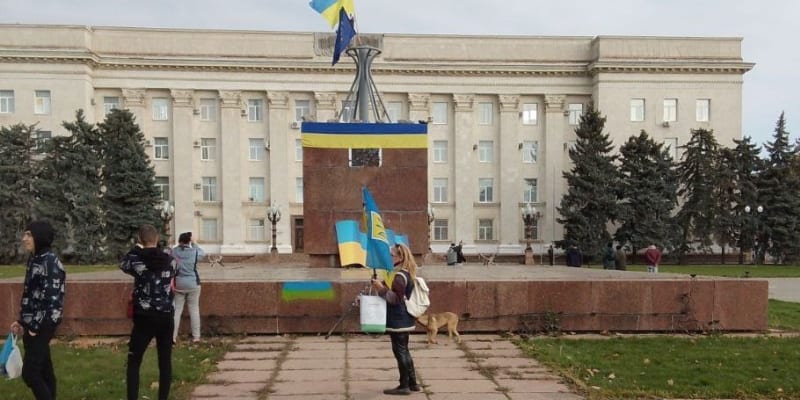 Nad Chersonem znovu vlaje ukrajinská vlajka. (11. listopadu 2022)