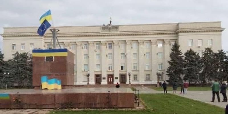 Nad Chersonem znovu vlaje ukrajinská vlajka. (11. listopadu 2022)