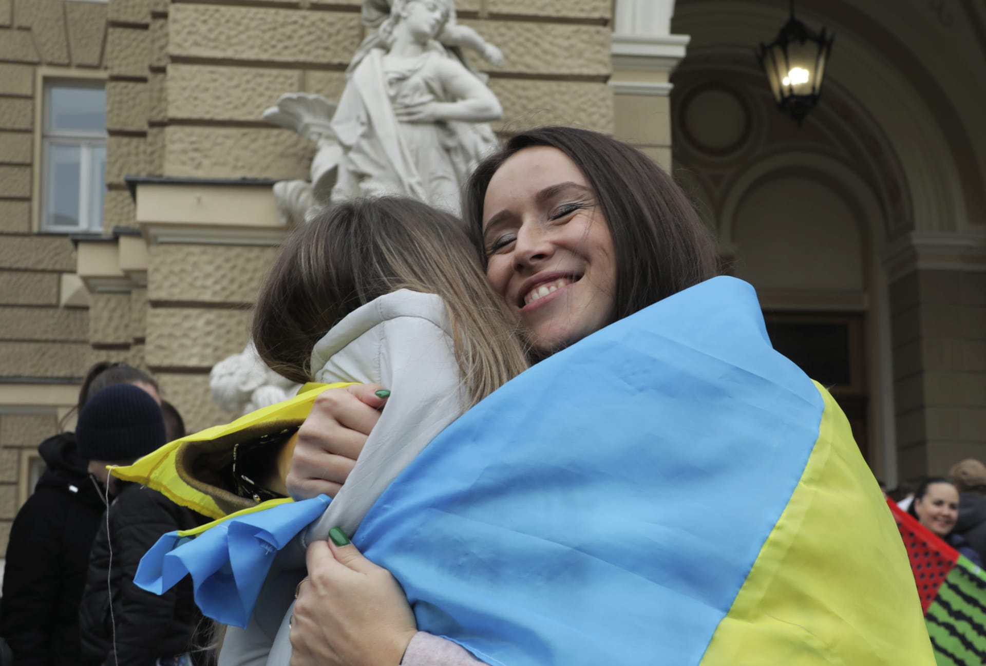 Ukrajinci se shromažďují v centru Chersonu na oslavu znovudobytí jejich města.