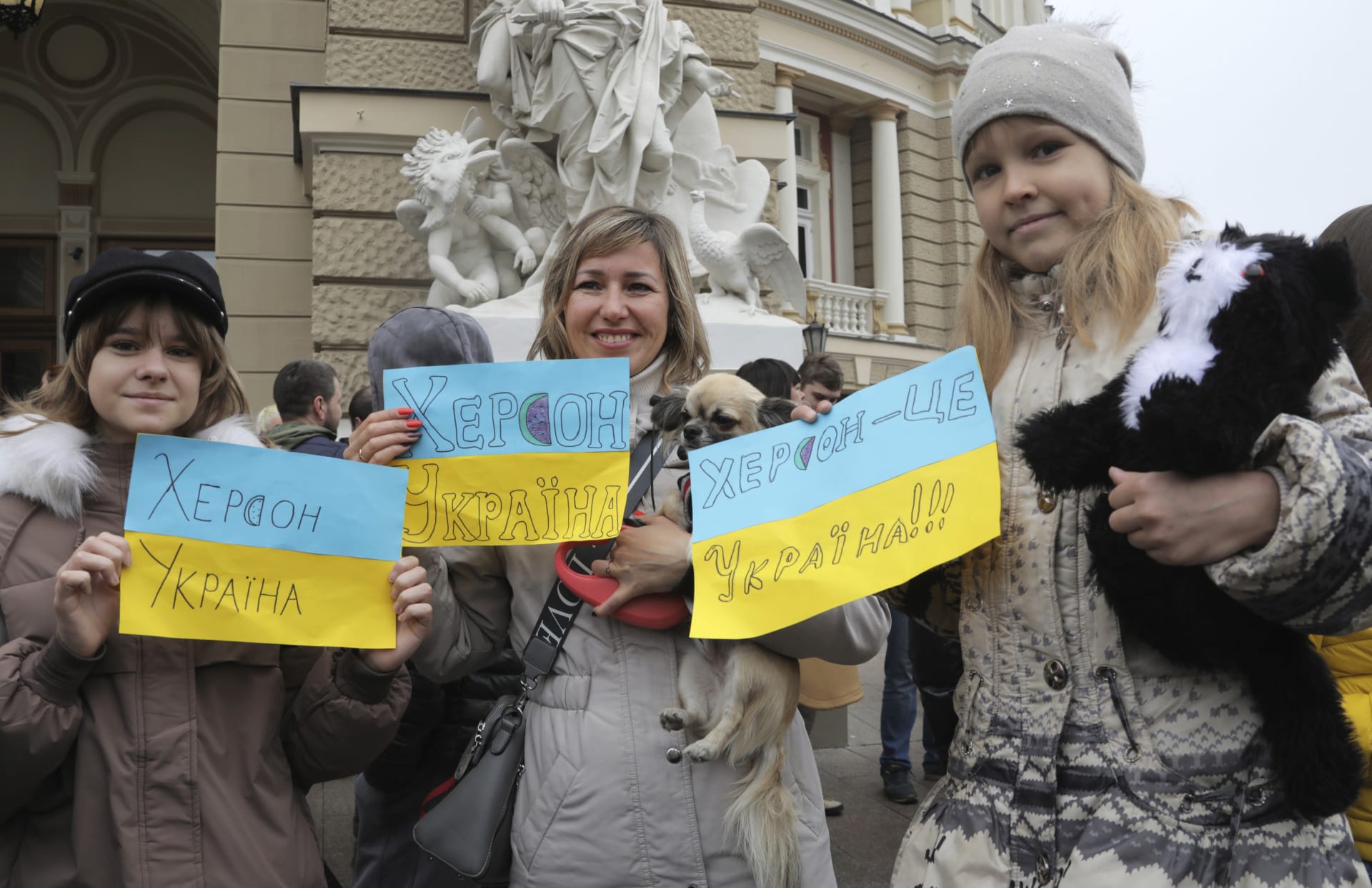 Ukrajinci se shromažďují v centru Chersonu na oslavu znovudobytí jejich města.