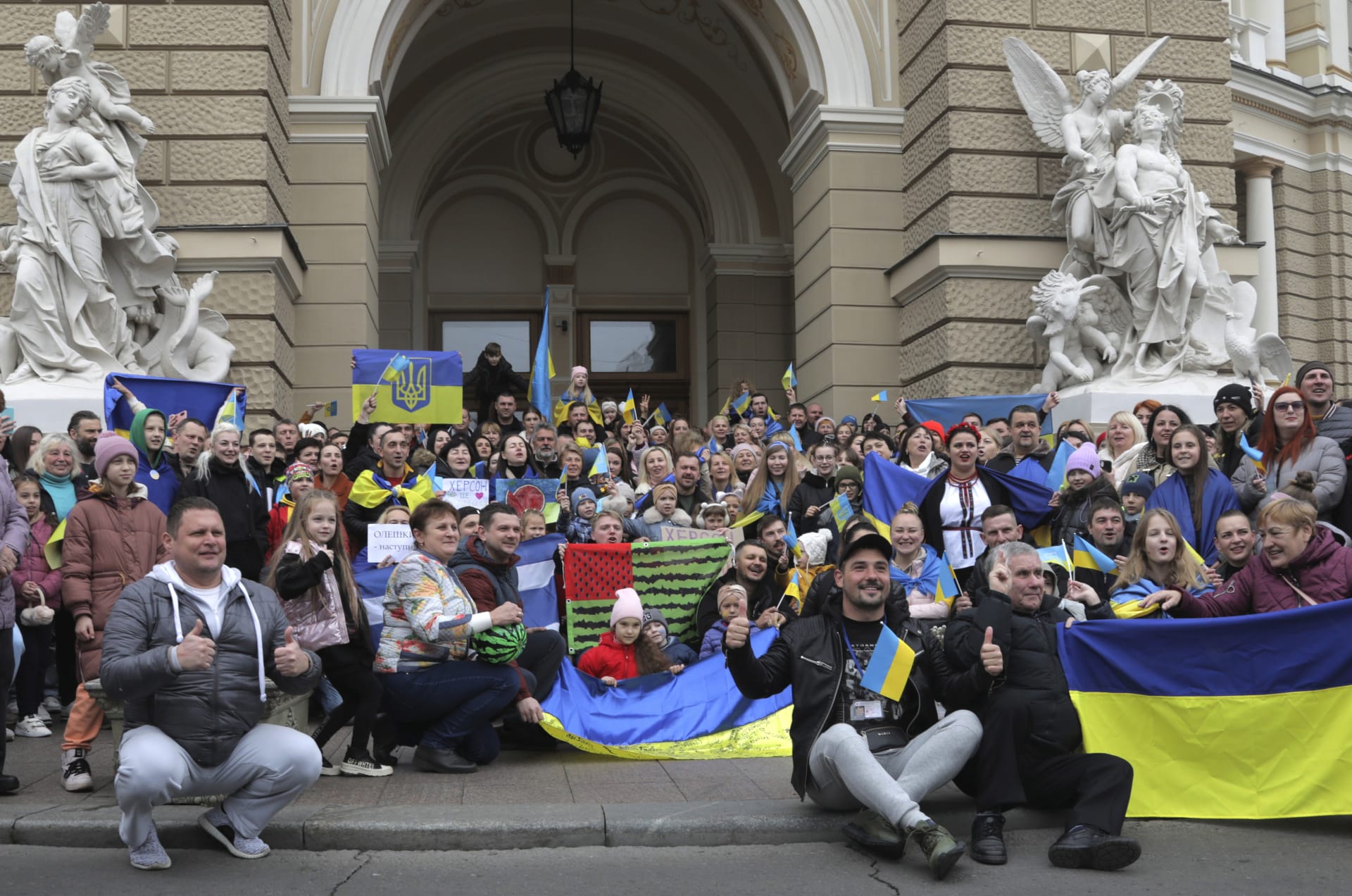 Ukrajinci se shromažďují v centru města na oslavu znovudobytí města Cherson