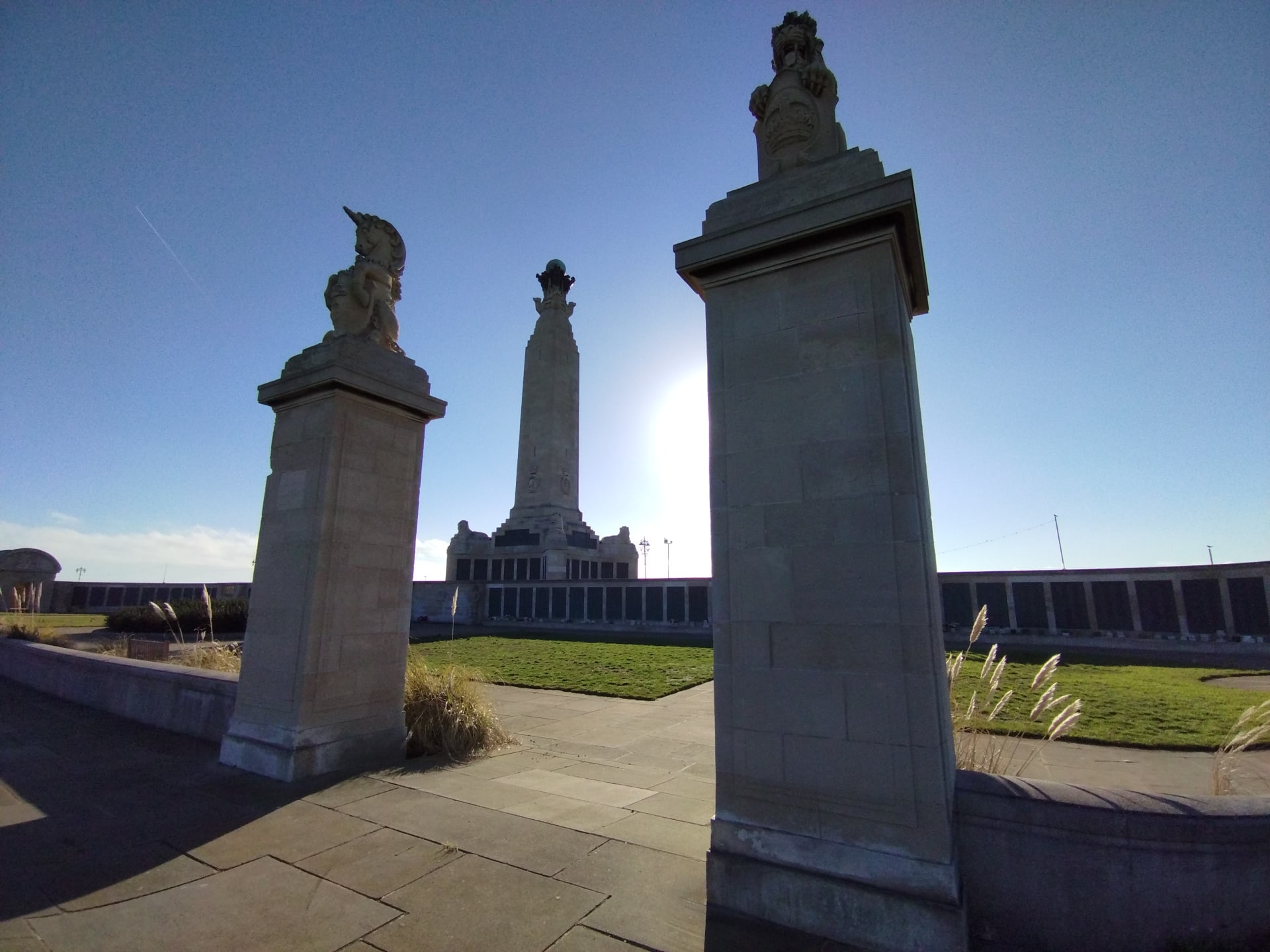 Ze vzpomínkových akcí na oběti válek a k úctě veteránů, které se tento víkend konají ve Velké Británii. Snímky z přístavu Portsmouth, kde se nachází strategická námořní základna.